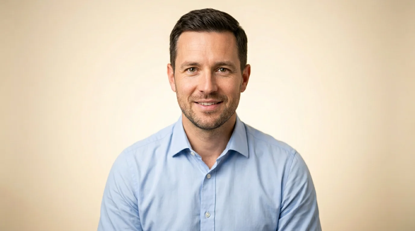 Porträt Leon Naumann, Spezialist für Schadenregulierung, 1376×768 px